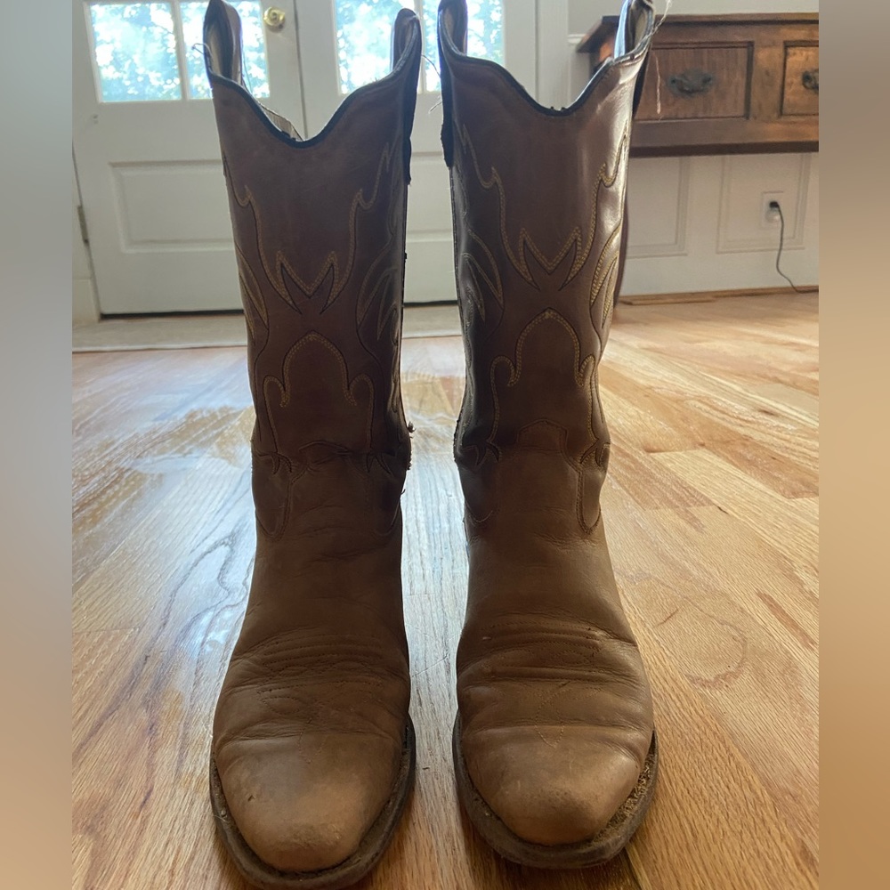 Good used condition. Leather boots